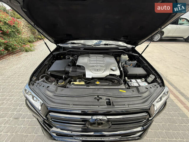 Черный Тойота Ленд Крузер, объемом двигателя 5.7 л и пробегом 220 тыс. км за 30000 $, фото 3 на Automoto.ua