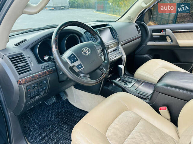 Черный Тойота Ленд Крузер, объемом двигателя 5.7 л и пробегом 239 тыс. км за 23500 $, фото 20 на Automoto.ua