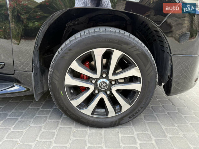 Черный Тойота Ленд Крузер, объемом двигателя 5.7 л и пробегом 220 тыс. км за 30000 $, фото 16 на Automoto.ua