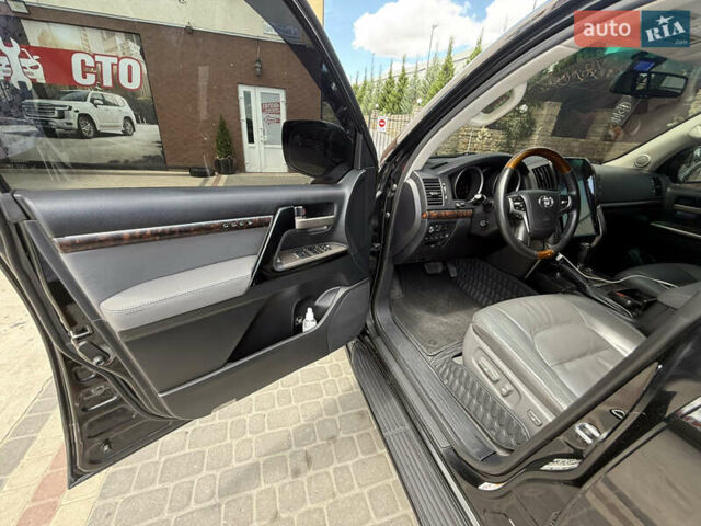 Черный Тойота Ленд Крузер, объемом двигателя 5.7 л и пробегом 220 тыс. км за 30000 $, фото 11 на Automoto.ua