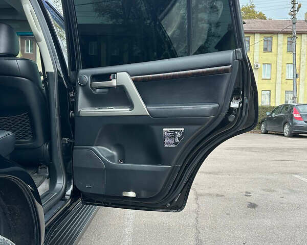 Черный Тойота Ленд Крузер, объемом двигателя 4.67 л и пробегом 290 тыс. км за 27000 $, фото 7 на Automoto.ua