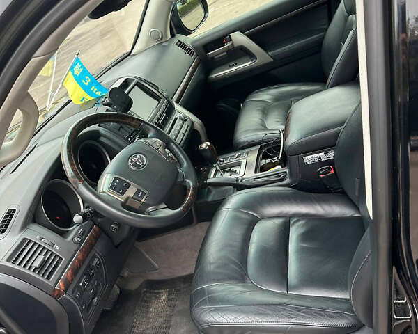 Черный Тойота Ленд Крузер, объемом двигателя 4.67 л и пробегом 290 тыс. км за 27000 $, фото 11 на Automoto.ua