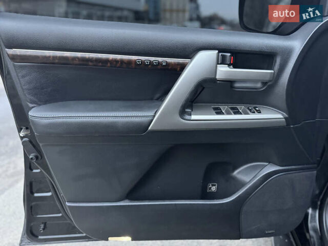 Черный Тойота Ленд Крузер, объемом двигателя 4.5 л и пробегом 335 тыс. км за 23500 $, фото 19 на Automoto.ua