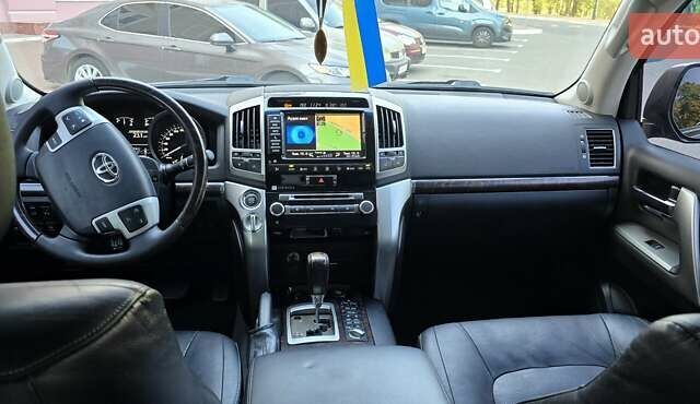 Чорний Тойота Ленд Крузер, об'ємом двигуна 4.61 л та пробігом 305 тис. км за 29000 $, фото 46 на Automoto.ua