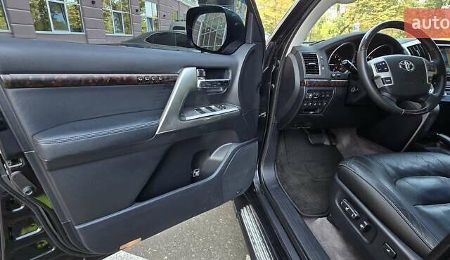 Чорний Тойота Ленд Крузер, об'ємом двигуна 4.61 л та пробігом 305 тис. км за 29000 $, фото 33 на Automoto.ua