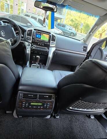 Чорний Тойота Ленд Крузер, об'ємом двигуна 4.61 л та пробігом 305 тис. км за 29000 $, фото 16 на Automoto.ua