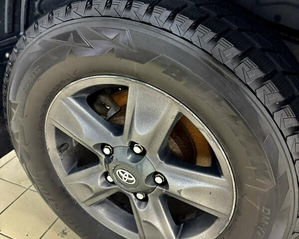 Черный Тойота Ленд Крузер, объемом двигателя 4.5 л и пробегом 318 тыс. км за 28990 $, фото 24 на Automoto.ua