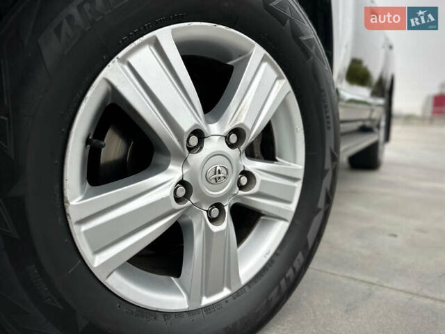 Черный Тойота Ленд Крузер, объемом двигателя 4.46 л и пробегом 350 тыс. км за 34800 $, фото 20 на Automoto.ua