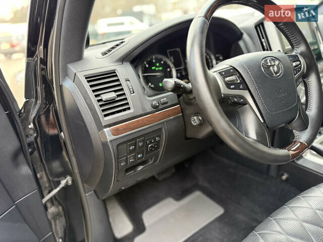 Черный Тойота Ленд Крузер, объемом двигателя 4.46 л и пробегом 200 тыс. км за 50500 $, фото 26 на Automoto.ua