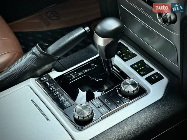 Черный Тойота Ленд Крузер, объемом двигателя 4.61 л и пробегом 132 тыс. км за 57000 $, фото 13 на Automoto.ua