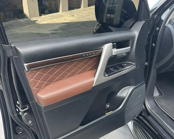 Черный Тойота Ленд Крузер, объемом двигателя 4.46 л и пробегом 204 тыс. км за 49000 $, фото 10 на Automoto.ua