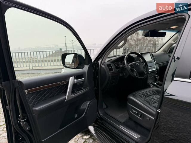 Черный Тойота Ленд Крузер, объемом двигателя 4.46 л и пробегом 101 тыс. км за 55000 $, фото 20 на Automoto.ua