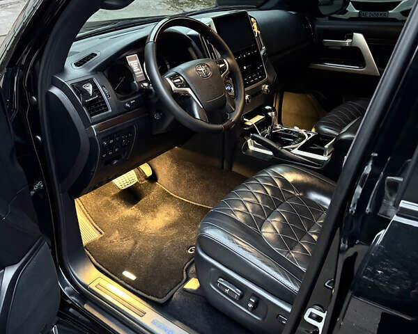 Черный Тойота Ленд Крузер, объемом двигателя 4.46 л и пробегом 177 тыс. км за 52000 $, фото 45 на Automoto.ua