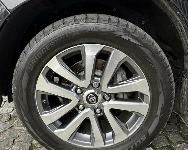 Черный Тойота Ленд Крузер, объемом двигателя 4.46 л и пробегом 101 тыс. км за 55000 $, фото 12 на Automoto.ua