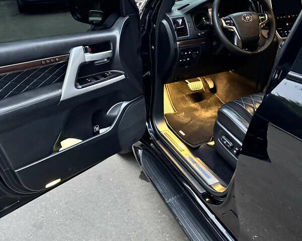 Черный Тойота Ленд Крузер, объемом двигателя 4.46 л и пробегом 177 тыс. км за 52000 $, фото 43 на Automoto.ua