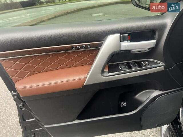 Черный Тойота Ленд Крузер, объемом двигателя 4.46 л и пробегом 98 тыс. км за 59000 $, фото 18 на Automoto.ua