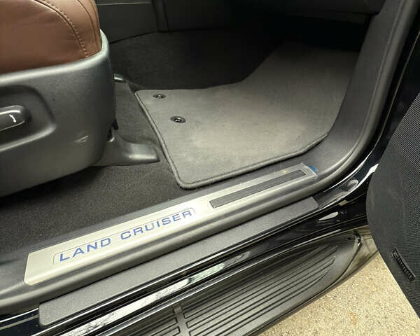 Чорний Тойота Ленд Крузер, об'ємом двигуна 4.46 л та пробігом 8 тис. км за 95000 $, фото 6 на Automoto.ua