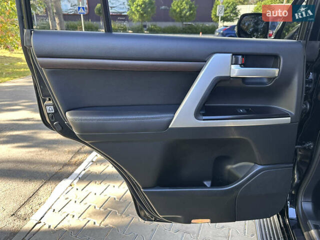 Тойота Ленд Крузер 2019 у Києві на Automoto.ua Чорний Тойота Ленд Крузер, об'ємом двигуна 4.46 л та пробігом 78 тис. км за 55800 $, фото 46 на Automoto.ua