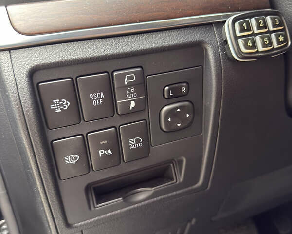 Чорний Тойота Ленд Крузер, об'ємом двигуна 4.46 л та пробігом 8 тис. км за 95000 $, фото 18 на Automoto.ua