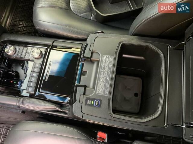 Черный Тойота Ленд Крузер, объемом двигателя 4.46 л и пробегом 190 тыс. км за 58888 $, фото 48 на Automoto.ua