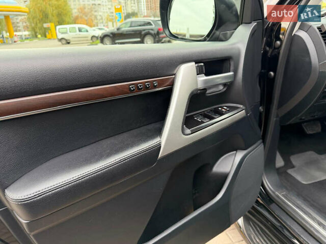 Черный Тойота Ленд Крузер, объемом двигателя 4.46 л и пробегом 93 тыс. км за 63999 $, фото 21 на Automoto.ua