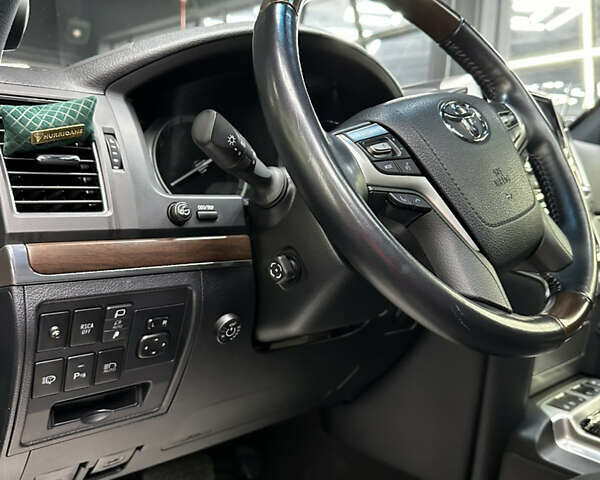 Черный Тойота Ленд Крузер, объемом двигателя 4.61 л и пробегом 10 тыс. км за 80000 $, фото 17 на Automoto.ua