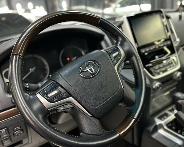 Черный Тойота Ленд Крузер, объемом двигателя 4.61 л и пробегом 10 тыс. км за 80000 $, фото 2 на Automoto.ua