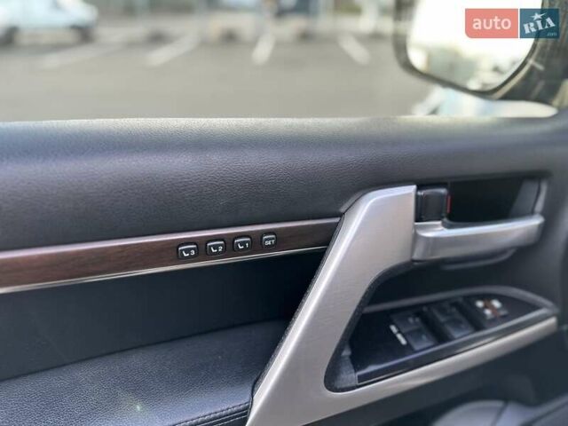 Черный Тойота Ленд Крузер, объемом двигателя 4.46 л и пробегом 95 тыс. км за 57500 $, фото 36 на Automoto.ua