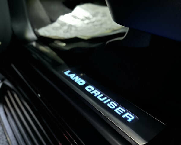 Черный Тойота Ленд Крузер, объемом двигателя 4.61 л и пробегом 10 тыс. км за 80000 $, фото 8 на Automoto.ua