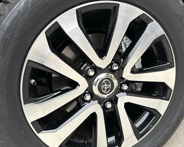 Чорний Тойота Ленд Крузер, об'ємом двигуна 4.46 л та пробігом 8 тис. км за 95000 $, фото 22 на Automoto.ua