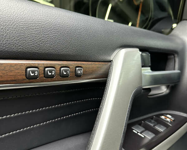 Черный Тойота Ленд Крузер, объемом двигателя 4.61 л и пробегом 10 тыс. км за 80000 $, фото 9 на Automoto.ua