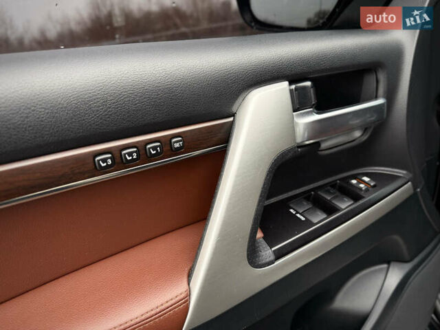 Черный Тойота Ленд Крузер, объемом двигателя 4.61 л и пробегом 67 тыс. км за 62800 $, фото 39 на Automoto.ua