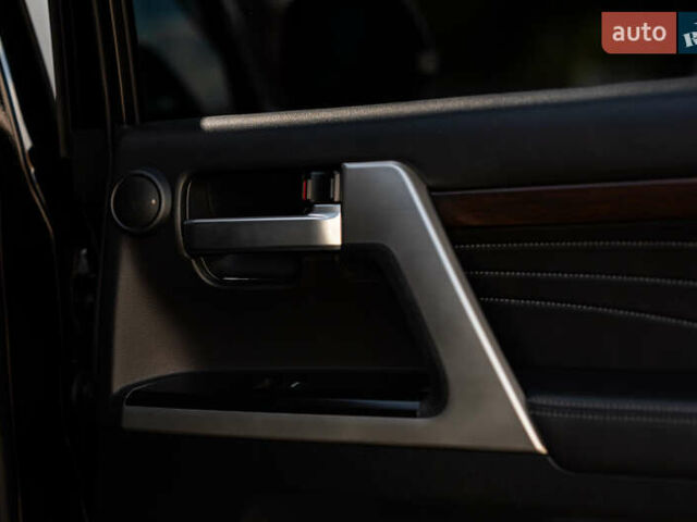 Чорний Тойота Ленд Крузер, об'ємом двигуна 4.46 л та пробігом 46 тис. км за 78000 $, фото 9 на Automoto.ua