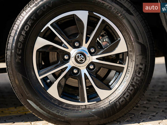 Чорний Тойота Ленд Крузер, об'ємом двигуна 4.46 л та пробігом 46 тис. км за 78000 $, фото 6 на Automoto.ua