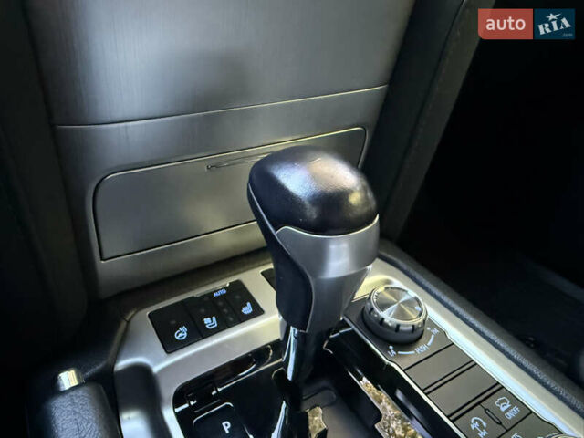 Тойота Ленд Крузер 2020 у Києві на Automoto.ua Чорний Тойота Ленд Крузер, об'ємом двигуна 4.46 л та пробігом 75 тис. км за 67000 $, фото 33 на Automoto.ua