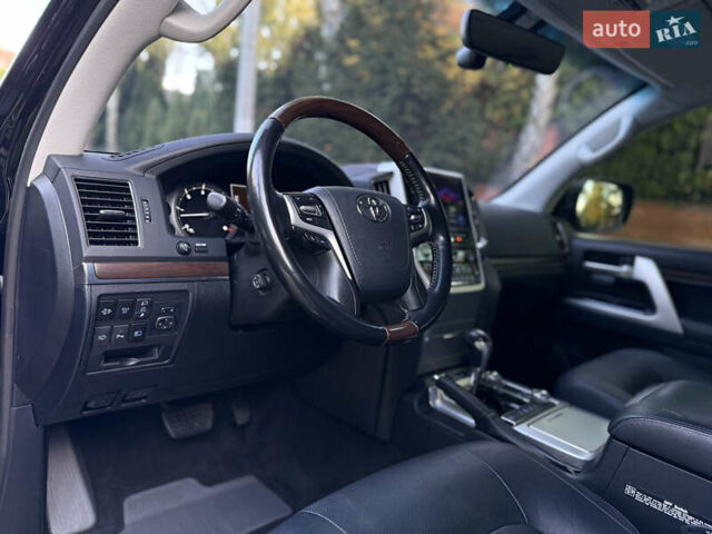 Тойота Ленд Крузер 2020 у Києві на Automoto.ua Чорний Тойота Ленд Крузер, об'ємом двигуна 4.46 л та пробігом 75 тис. км за 67000 $, фото 30 на Automoto.ua