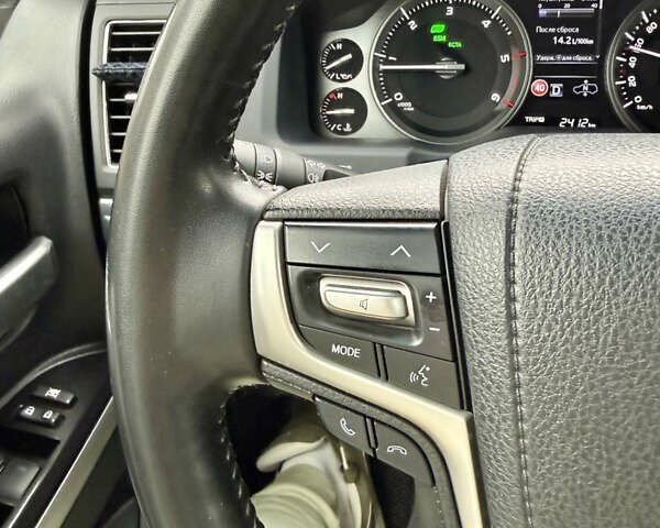 Черный Тойота Ленд Крузер, объемом двигателя 4.46 л и пробегом 58 тыс. км за 73000 $, фото 8 на Automoto.ua