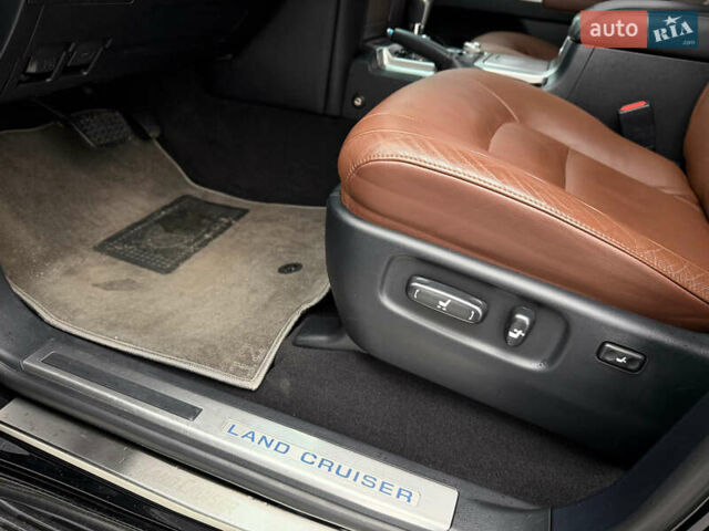 Черный Тойота Ленд Крузер, объемом двигателя 4.61 л и пробегом 67 тыс. км за 62800 $, фото 37 на Automoto.ua