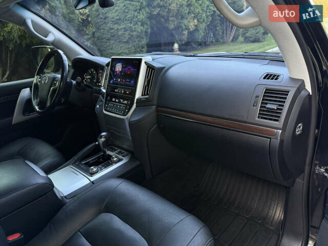 Тойота Ленд Крузер 2020 у Києві на Automoto.ua Чорний Тойота Ленд Крузер, об'ємом двигуна 4.46 л та пробігом 75 тис. км за 67000 $, фото 29 на Automoto.ua