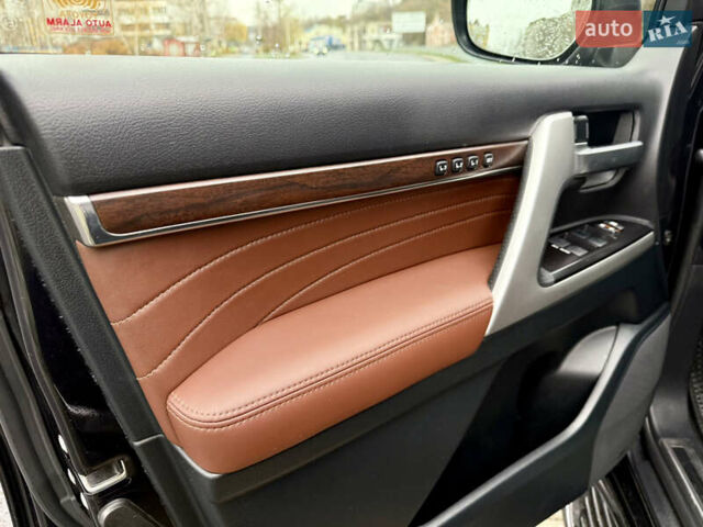 Черный Тойота Ленд Крузер, объемом двигателя 4.46 л и пробегом 58 тыс. км за 73000 $, фото 17 на Automoto.ua