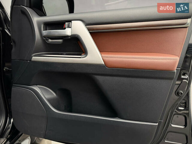 Черный Тойота Ленд Крузер, объемом двигателя 4.61 л и пробегом 67 тыс. км за 62800 $, фото 53 на Automoto.ua