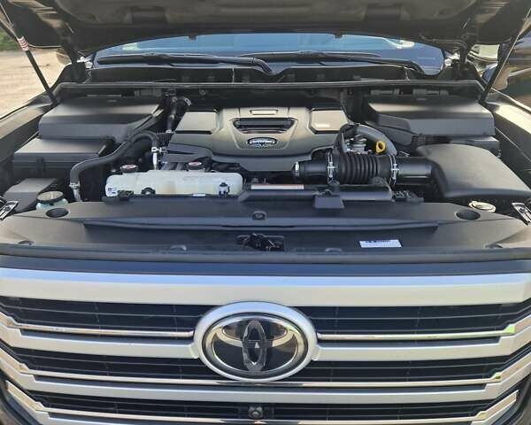 Черный Тойота Ленд Крузер, объемом двигателя 3.35 л и пробегом 102 тыс. км за 76000 $, фото 2 на Automoto.ua