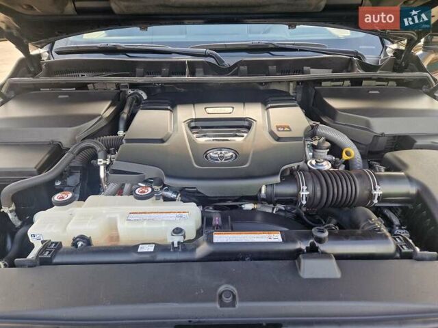 Черный Тойота Ленд Крузер, объемом двигателя 3.35 л и пробегом 102 тыс. км за 76000 $, фото 18 на Automoto.ua