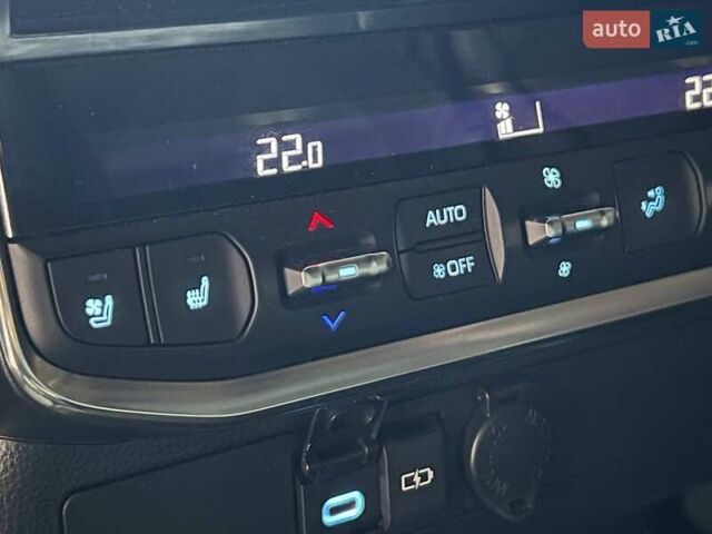 Черный Тойота Ленд Крузер, объемом двигателя 3.3 л и пробегом 202 тыс. км за 73000 $, фото 43 на Automoto.ua