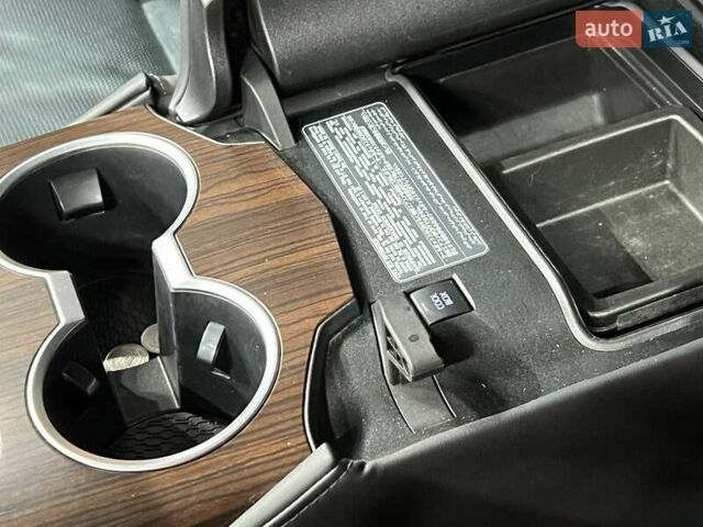 Черный Тойота Ленд Крузер, объемом двигателя 3.3 л и пробегом 202 тыс. км за 73000 $, фото 32 на Automoto.ua