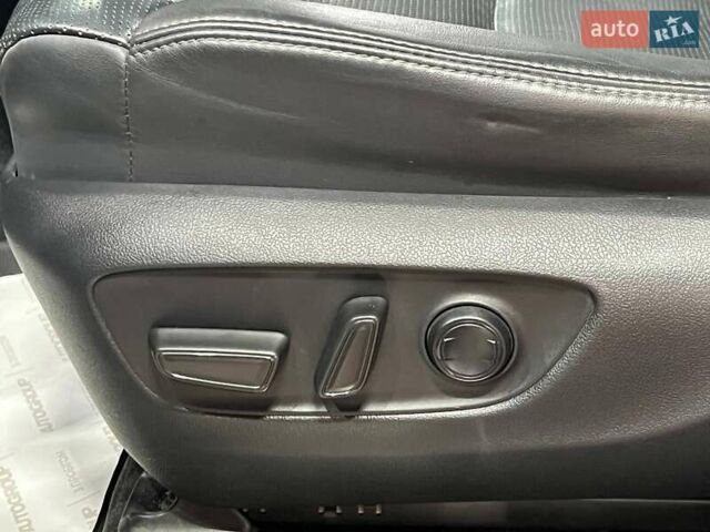 Черный Тойота Ленд Крузер, объемом двигателя 3.3 л и пробегом 202 тыс. км за 73000 $, фото 14 на Automoto.ua