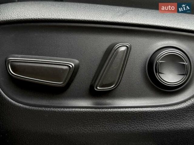 Черный Тойота Ленд Крузер, объемом двигателя 3.3 л и пробегом 60 тыс. км за 74999 $, фото 12 на Automoto.ua