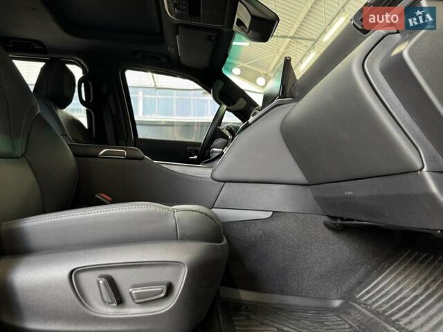 Черный Тойота Ленд Крузер, объемом двигателя 3.35 л и пробегом 1 тыс. км за 180000 $, фото 33 на Automoto.ua