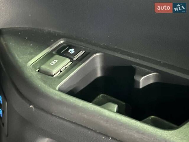 Черный Тойота Ленд Крузер, объемом двигателя 3.3 л и пробегом 202 тыс. км за 73000 $, фото 52 на Automoto.ua