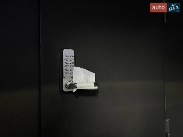 Черный Тойота Ленд Крузер, объемом двигателя 3.35 л и пробегом 1 тыс. км за 180000 $, фото 49 на Automoto.ua